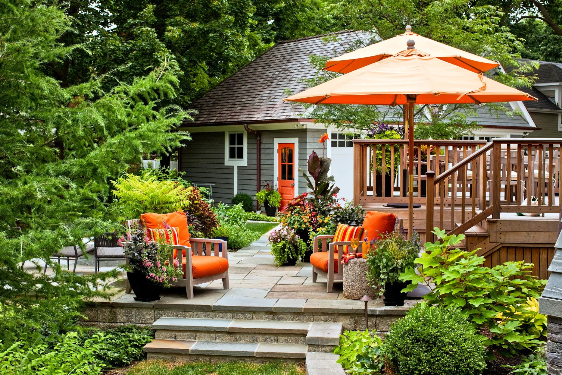 Terrasse de jardin avec des parasols orange.