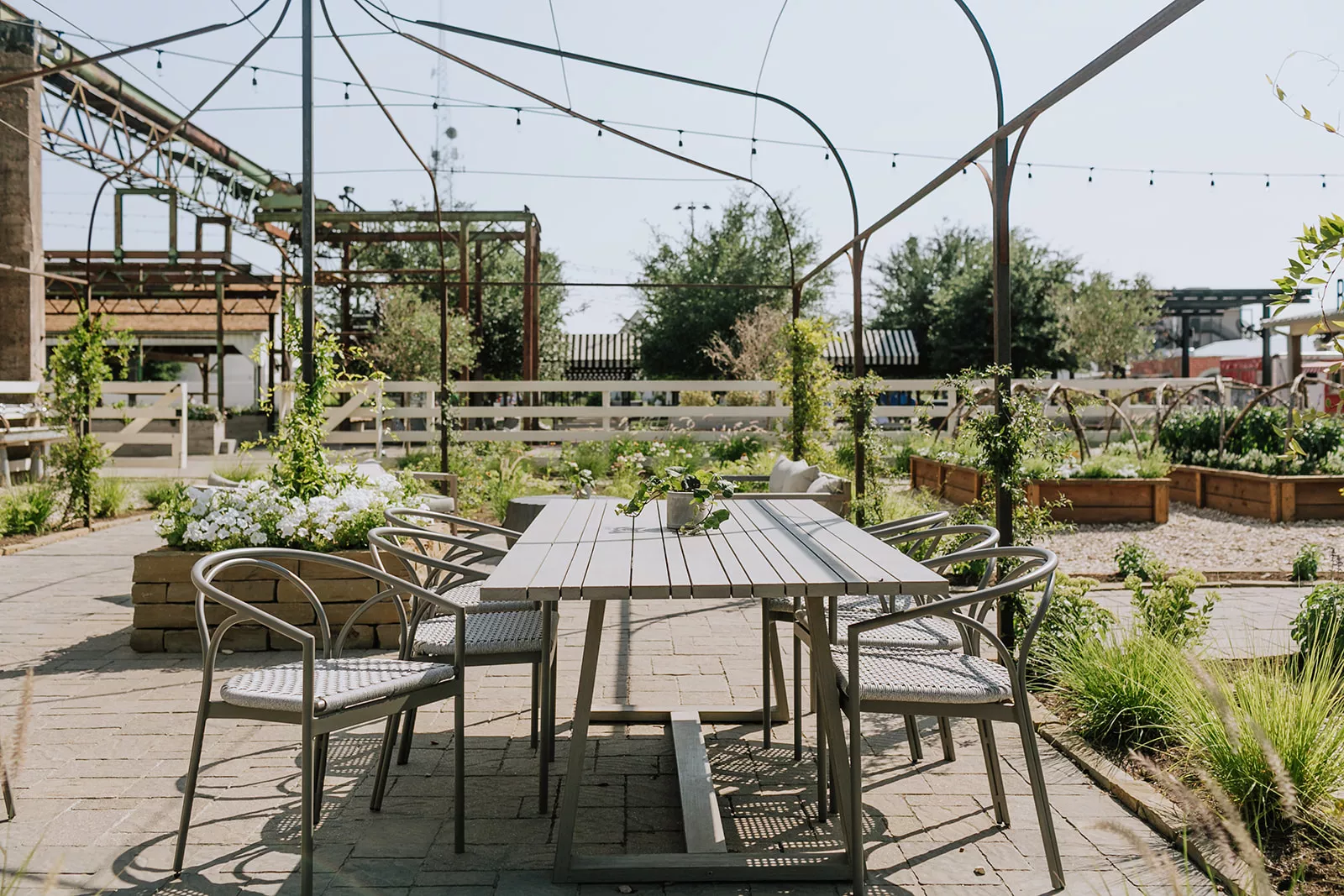 Espace extérieur avec table et chaises aux jardins de Magnolia