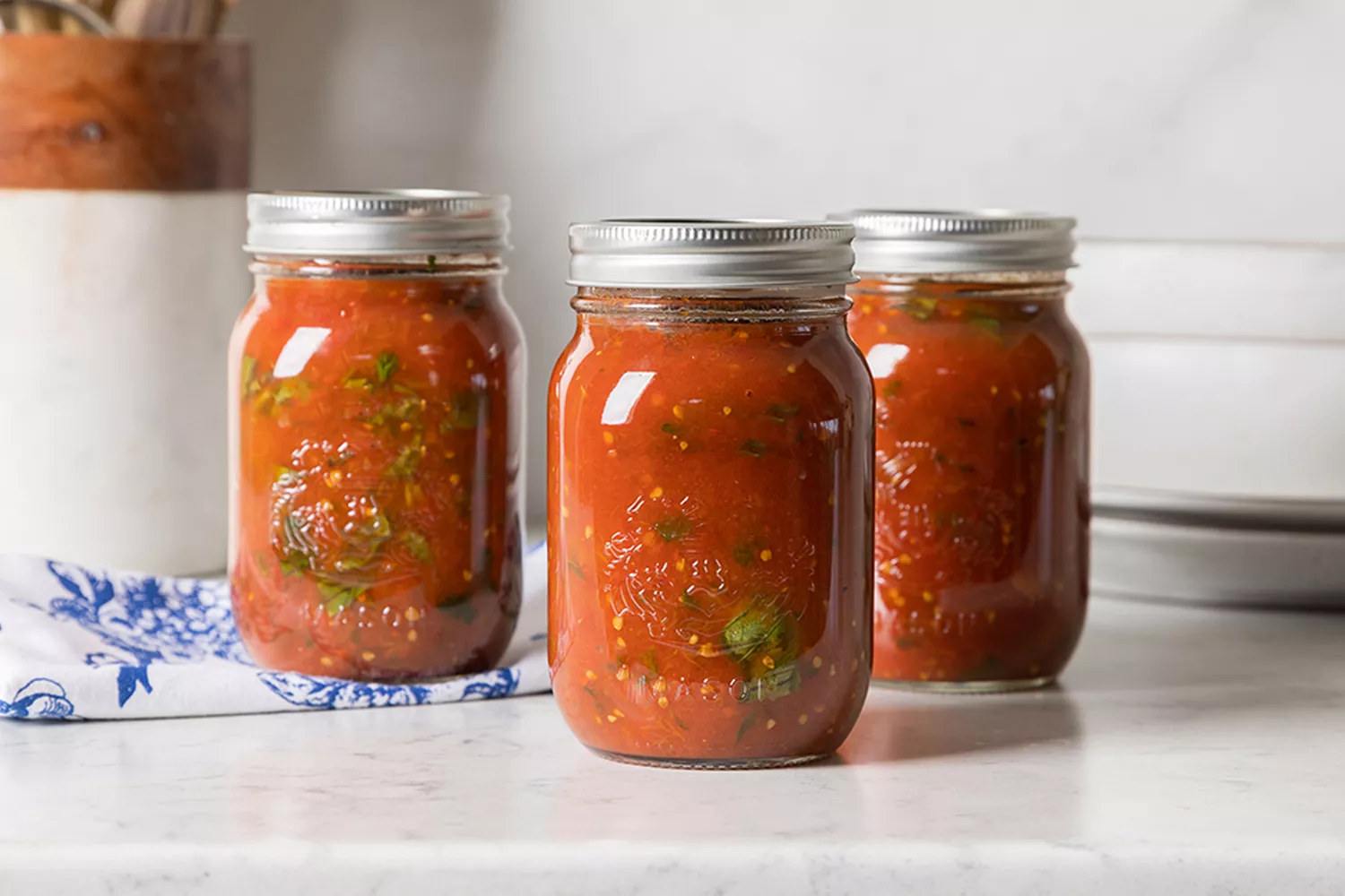 tomates en conserve sur le plan de travail de la cuisine