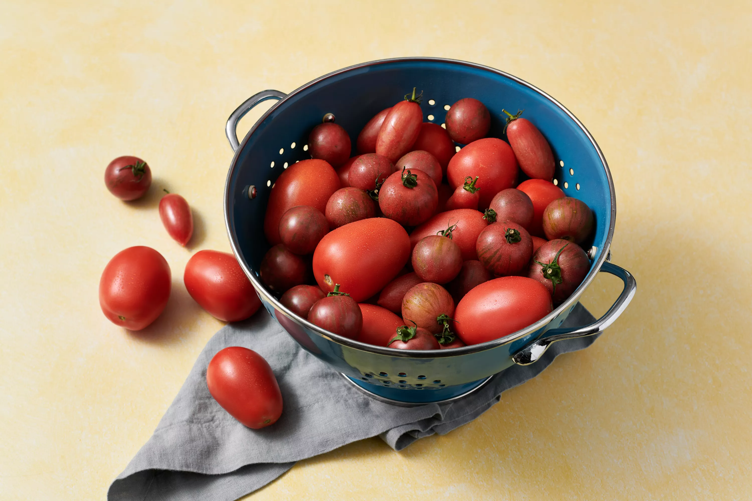 tomates fraîches dans une passoire