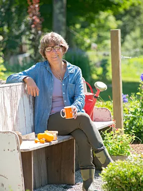 femme jardinier sur un banc dans le jardin