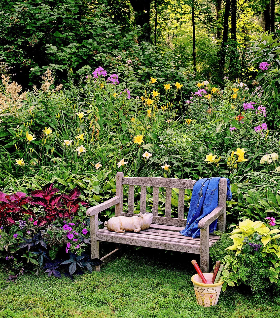 banc de jardin fleuri