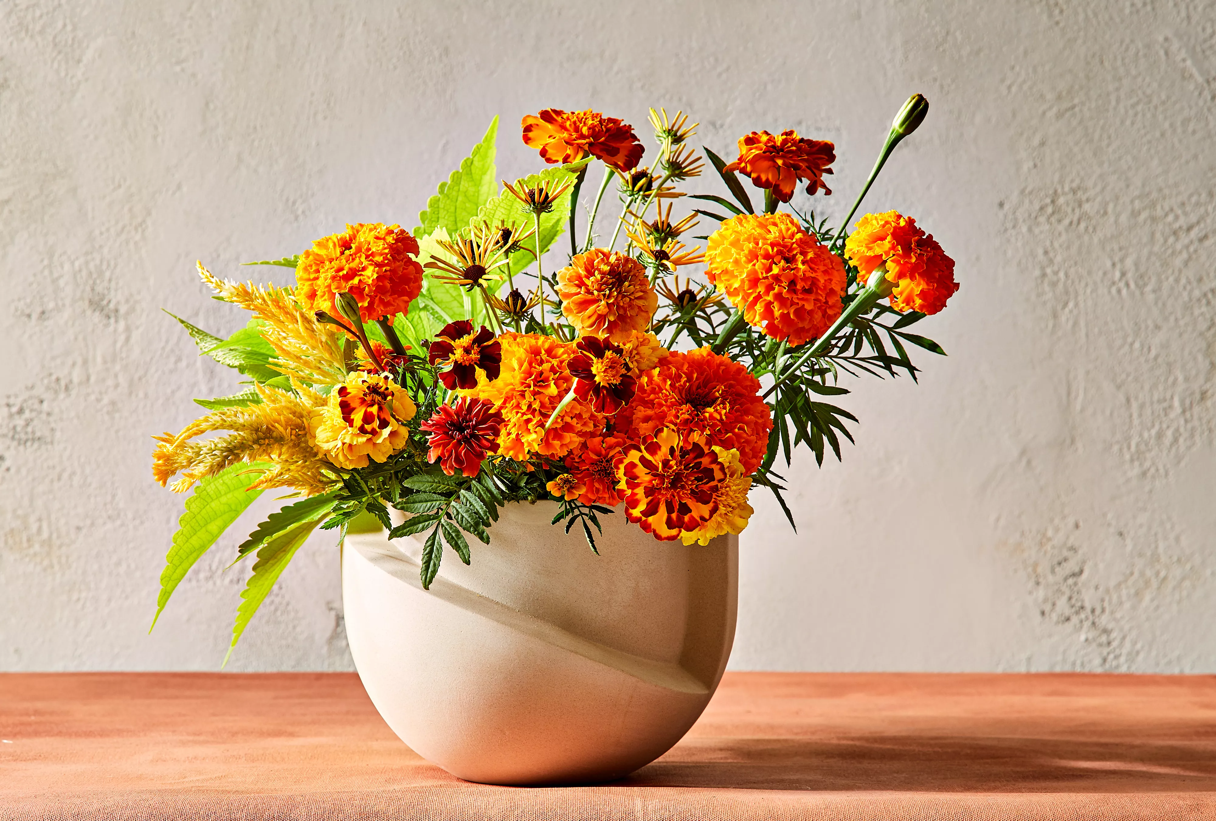 vase avec un assortiment de fleurs de souci