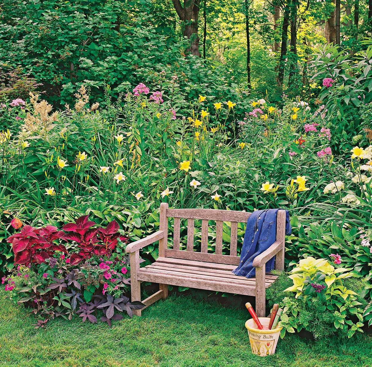 jardin à ombre partielle avec banc